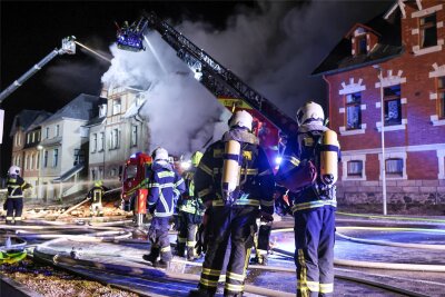 Ein Jahr nach der Explosion: Ellefeld kämpft noch immer mit den Folgen - Die Feuerwehren aus Ellefeld, Auerbach, Schönau, Oberlauterbach, Trieb und Falkenstein waren stundenlang im Einsatz. Das THW unterstützte mit Spezialgerät.