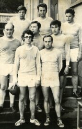 Ein Jahrhundert zum Freuen - Die Flöhaer Handballmannschaft aus dem Jahr 1971. Ganz vorn mit Brille der heutige Vereinsvize Gert Hiemann. 
