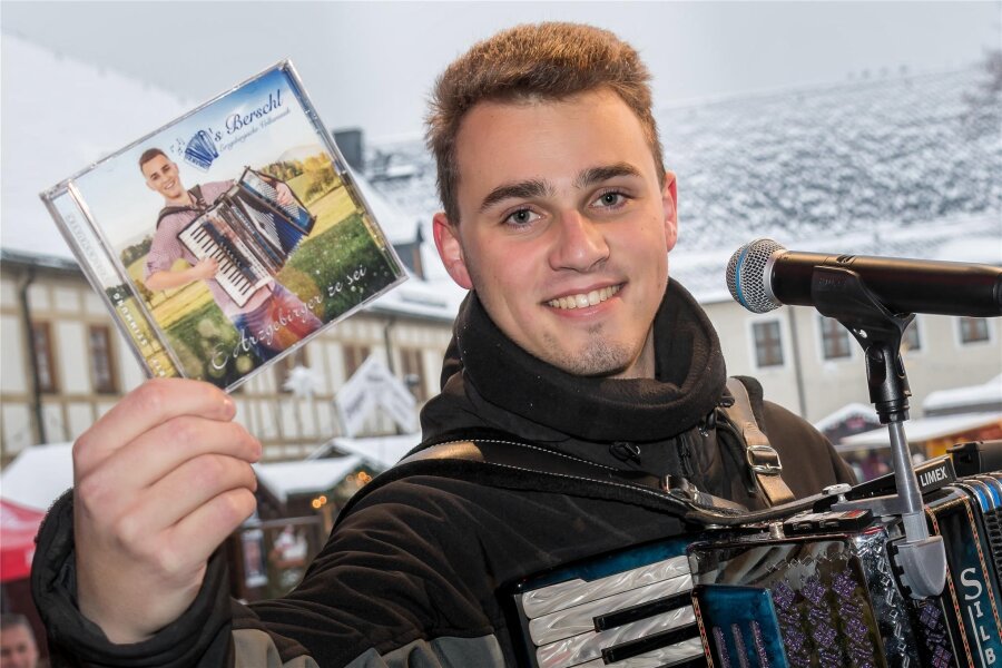 Ein junger Grießbacher verkauft sein erstes Schlageralbum - Julien Rauer alias ’s Berschl hat unter dem Titel „E Arzgebirger ze sei" sein erstes Album herausgebracht. Foto: Kristian Hahn