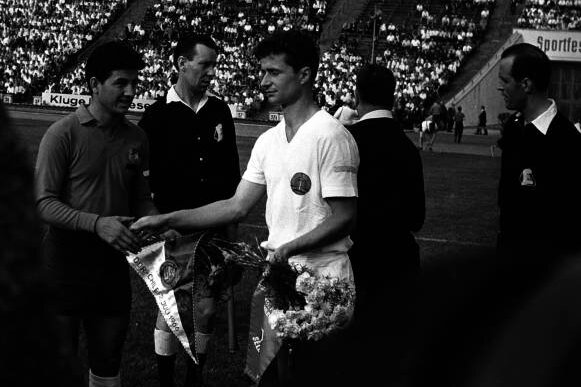 Ein junger Wismut-Stürmer als Lichtblick - Dieter Erler (rechts), hier 1966 als Kapitän der DDR-Auswahl im Länderspiel gegen Chile, glänzte bereits Ende der 1950er-Jahre.