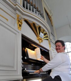 Orgel und Organistin Almut Väterlein