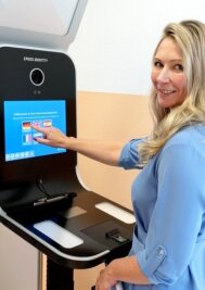 Ein Kiosk in der Führerscheinstelle - Am sogenannten Speed Capture Kiosk kann man ein biometrisches Foto machen lassen. Heike Hoffmann zeigt, wie es geht. 