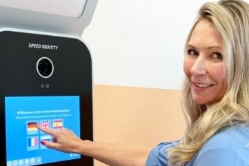 Ein Kiosk in der Führerscheinstelle - Am sogenannten Speed Capture Kiosk kann man ein biometrisches Foto machen lassen. Heike Hoffmann zeigt, wie es geht. 