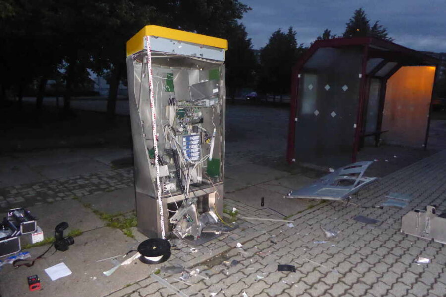 Ein Knall: Diebe sprengen Ticketautomaten in Plauen - Gegen 3.15 Uhr haben Unbekannte in Plauen einen Fahrkartenautomaten gesprengt. 
