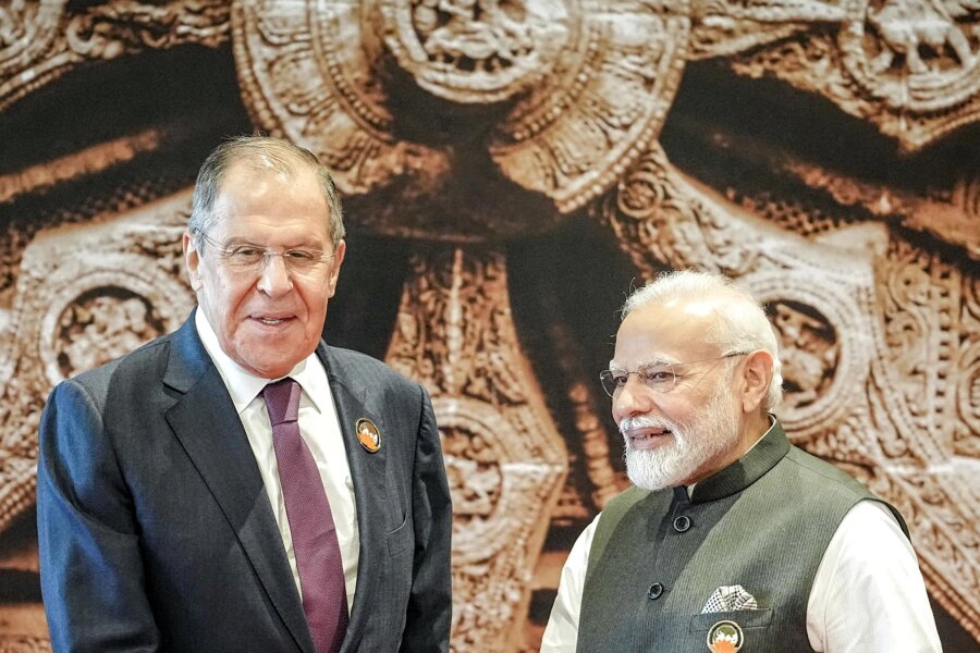 Ein Kunstgriff verhindert das Scheitern des G20-Gipfels in Indien - Konnten beide ihre Interessen beim G20-Gipfel wahren: Russlands Außenminister Sergei Lawrow (l.) und Indiens Premier Narendra Modi. Der Kompromiss: Der Krieg wird in diesem Jahr nicht noch einmal explizit verurteilt. 