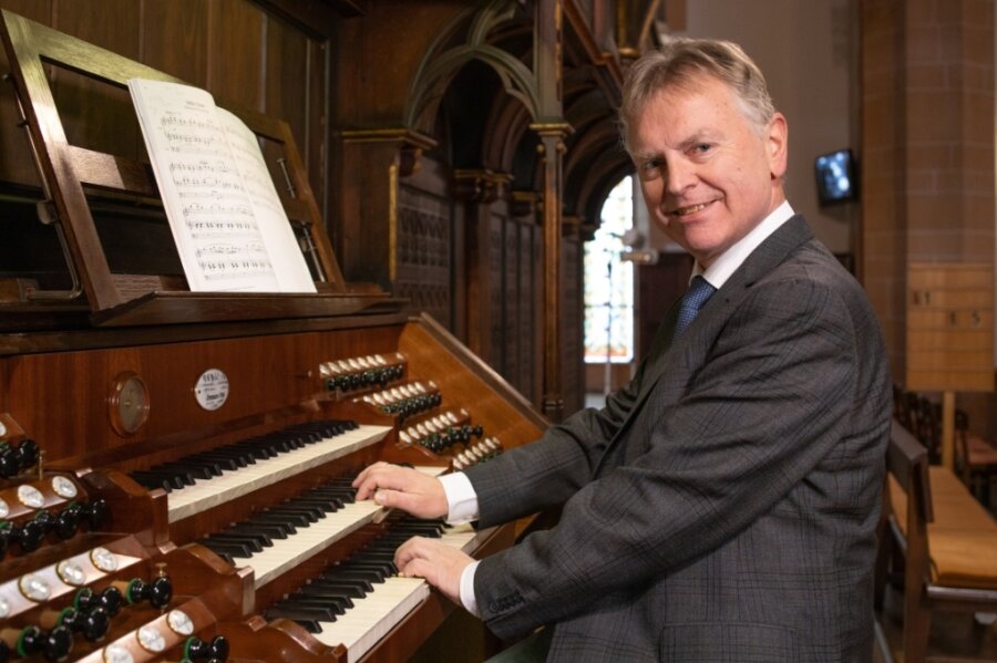 Kantor Matthias Süß an der Walcker-Orgel in der Sankt Annenkirche. Das Instrument spielt bei der diesjährigen Reihe der Sommermusiken einmal mehr eine entscheidende Rolle. 