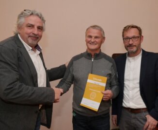 Ein langes Leben für den Wintersport - Peter Thiel (Mitte) ist mit der Ehrennadel des Skiverbandes Sachsen in Gold ausgezeichnet worden. VSC-Präsident Manfred Deckert (links) und Geschäftsführer Alexander Ziron haben gratuliert. 
