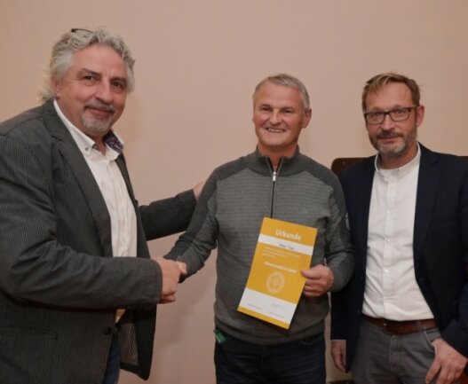 Peter Thiel (Mitte) ist mit der Ehrennadel des Skiverbandes Sachsen in Gold ausgezeichnet worden. VSC-Präsident Manfred Deckert (links) und Geschäftsführer Alexander Ziron haben gratuliert. 