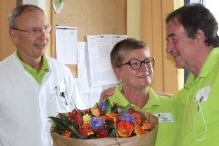 Jürgen Henneberg (rechts) wurde von den Oberarztkollegen Jochen Hochmuth (l.), Stephan Graupner und Claudia Zimmermann verabschiedet.