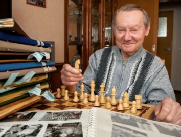 Ein Leben am Schachbrett - In rund 60 Alben hat Wolfgang Ehnert mit zahlreichen Fotos und Texten seinen eigenen Werdegang, aber auch die Geschichte des Schachsports in der gesamten Region dokumentiert. 