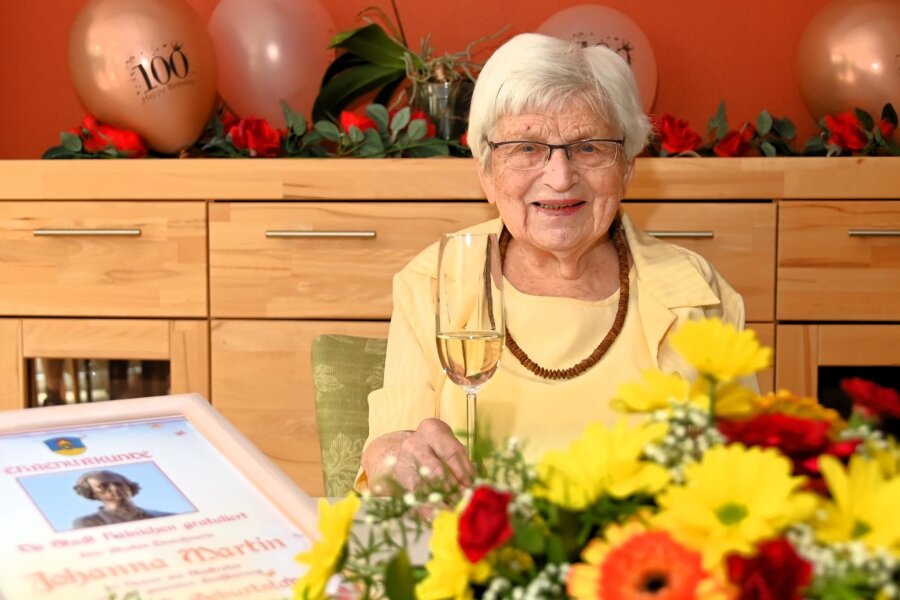 Ein Leben für die Musik: Johanna Martin feiert in Hainichen ihren 100. Geburtstag - Johanna Martin am Samstag an ihrem 100. Geburtstag in Hainichen. Ein Ehrentag mit Musik, vielen Gästen und Sekt.