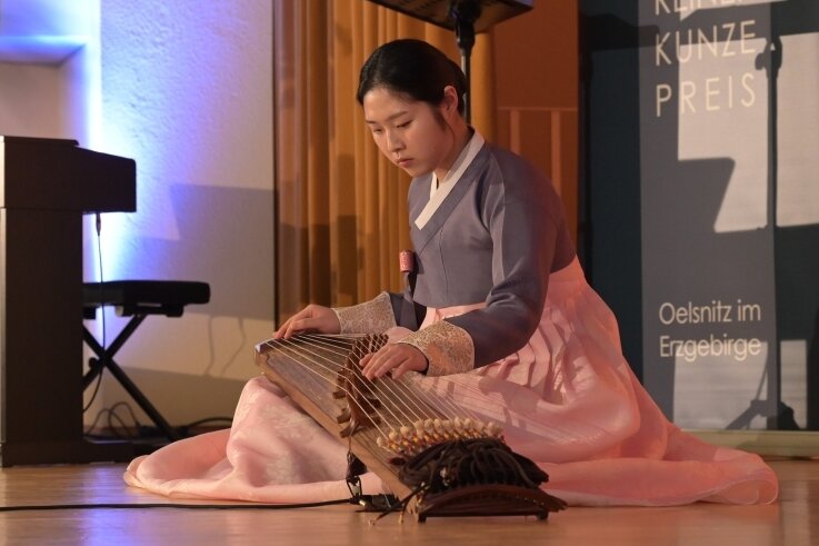Ein Leben für die Poesie - Ju Hee Kim (Foto) sorgte ebenso wie Su Yeon Hilbert und Sujin Lee für die ausgezeichnete musikalische Umrahmung der Preisverleihung.