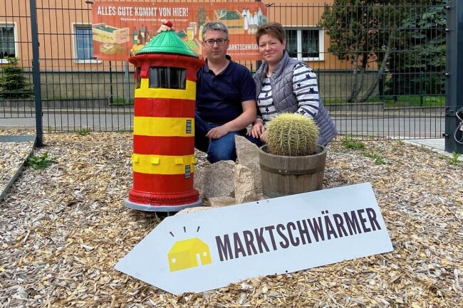 Ein Lugauer Carport wird zum modernen Tante-Emma-Laden - Volker Solbrig und seine Frau Susanne Kaltofen mit einem Leuchtturm, der künftig auf die neue Ausgabestelle in Niederlugau hinweisen soll. 