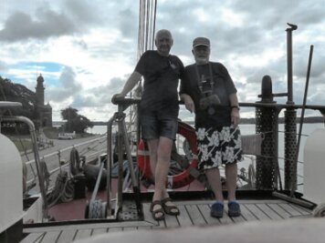 Ein Mann und seine stürmische Geliebte - Heinz Schlenker (rechts) und sein Freund Michael Dick aus Zwickau sind auch in diesem Jahr wieder auf gemeinsame Segelreise gegangen.
