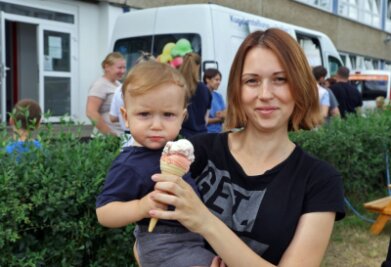 Ein Meeraner heißt Flüchtlingskinder willkommen - Viktoria und ihre Tochter Elisabeth haben das spendierte Eis gern angenommen. Sie sind aus der Ukraine geflohen. Monatelang hatten sie im Keller verbracht, in der Hoffnung, dass sich die Lage beruhigt. 