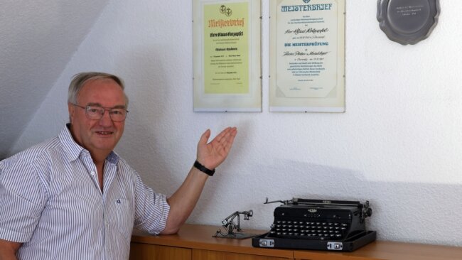 Der Ofenbauermeister Klaus Holzapfel aus Langenchursdorf hat nach der Wende einen zusätzlichen Abschluss als Fliesenlegermeister erworben. Er musste sich neu orientieren, denn Kachelöfen waren plötzlich nicht mehr gefragt. 