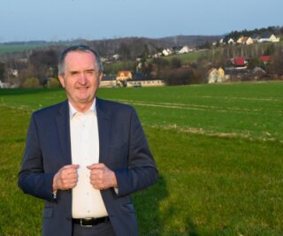 Ein Minister, der Mehl mahlen könnte - Sachsens Minister Thomas Schmidt wohnt seit 61 Jahren in Taura (im Hintergrund)/Köthensdorf. 