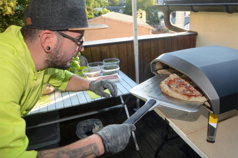 Ein mobiler Pizzaofen zum Ausleihen: Wie die Idee eines Falkensteiner Bäckers ankommt - Gleich ist die Salamipizza fertig: Michael Linde am gasbeheizten Pizzaofen. Bei 400 bis 450 Grad ist die Pizza auf der Steinplatte in nur anderhalb Minuten fertig gebacken.