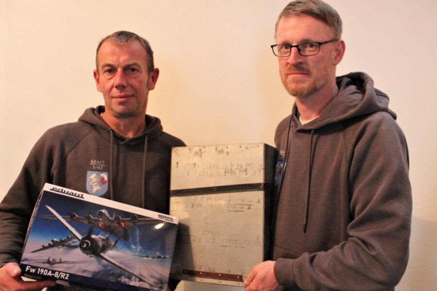Ronny Gehra (links) und Frank Retzlaff präsentieren die Verpackung des Flugzeugmodells FW 190 A-8/R2 und eine "Hamsterkiste" aus sogenanntem Flugzeugblech. 