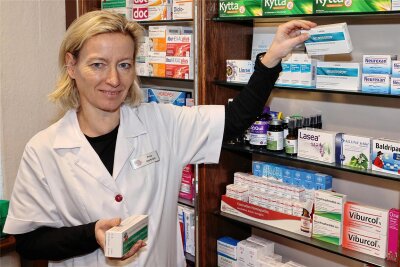Ein Monat E-Rezept: Warum Patienten im Erzgebirge manchmal keine Medikamente bekommen - Antje Bertram ist Inhaberin der Vogelbeer-Apotheke in Lauter-Bernsbach. Erst wenn der Arzt das E-Rezpt digital signiert hat, kann die Apothekerin das verschriebene Arzneimittel auch ausgeben.