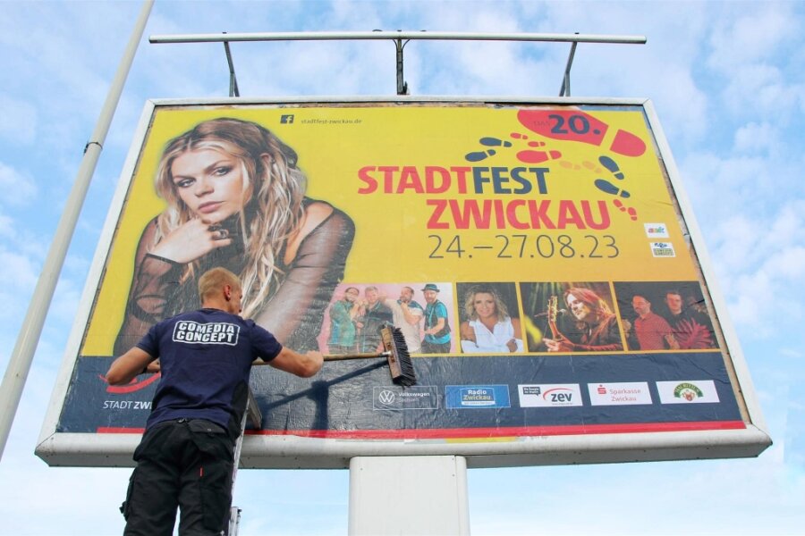 Ein Monat vor dem Zwickauer Stadtfest: So steht es um die Vorbereitungen - Die Firma Comedia Concept klebt derzeit etwa 100 Großplakate mit denen für das Stadtfest geworben werden soll, in Zwickau und dem Umland.