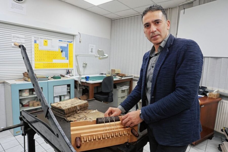 Ein Muslim restauriert wertvolle Bibeln - Mit dieser Buchpresse "heilt" Restaurator Basher Abd el Kader den Ledereinband einer Bibel aus dem 16. Jahrhundert aus dem Bestand der Ratsschulbibliothek. 