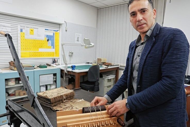 Ein Muslim restauriert wertvolle Bibeln - Mit dieser Buchpresse "heilt" Restaurator Basher Abd el Kader den Ledereinband einer Bibel aus dem 16. Jahrhundert aus dem Bestand der Ratsschulbibliothek. 