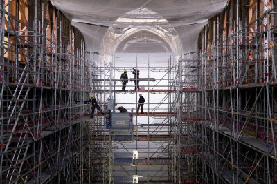 Ein nationaler Kraftakt: Notre-Dame in Paris soll bald wieder öffnen - Riesige Gerüste waren notwendig, um die durch den Großbrand beschädigte Kathedrale Notre-Dame wieder aufzubauen.
