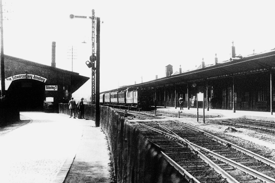 Rechts befindet sich der Bahnsteig 2 des Empfangsgebäudes mit einem abfahrbereiten Personenzug nach Leipzig oder Hof, links der Bahnsteig 3 in der ehemaligen Tenderwerkstatt ("Kuhstall") mit dem Gleis nach Schwarzenberg (um 1929). 