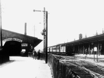 Ein neuer Bahnhof wird gebraucht - Rechts befindet sich der Bahnsteig 2 des Empfangsgebäudes mit einem abfahrbereiten Personenzug nach Leipzig oder Hof, links der Bahnsteig 3 in der ehemaligen Tenderwerkstatt ("Kuhstall") mit dem Gleis nach Schwarzenberg (um 1929). 