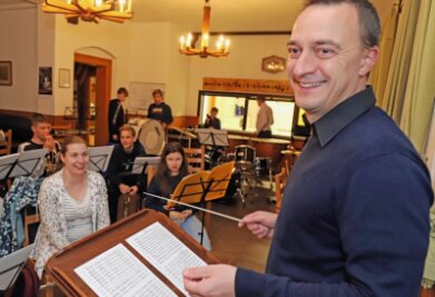 Ein Neuer führt den Stab - Thomas Haase ist seit Oktober der neue musikalische Leiter des Nachwuchsorchesters des Bergmusikkorps Saxonia Freiberg. 