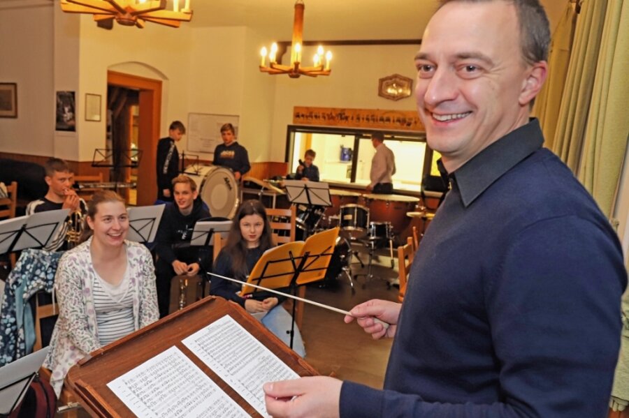 Ein Neuer führt den Stab - Thomas Haase ist seit Oktober der neue musikalische Leiter des Nachwuchsorchesters des Bergmusikkorps Saxonia Freiberg. 