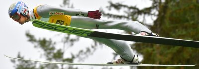 Ein neuer Seriensieger im Anflug? - So fliegt der beste Skispringer dieses Sommers: Maciej Kot am Sonntag in der Vogtland-Arena, wo der Pole seine Grand-Prix-Serie mit dem fünften Sieg krönte.