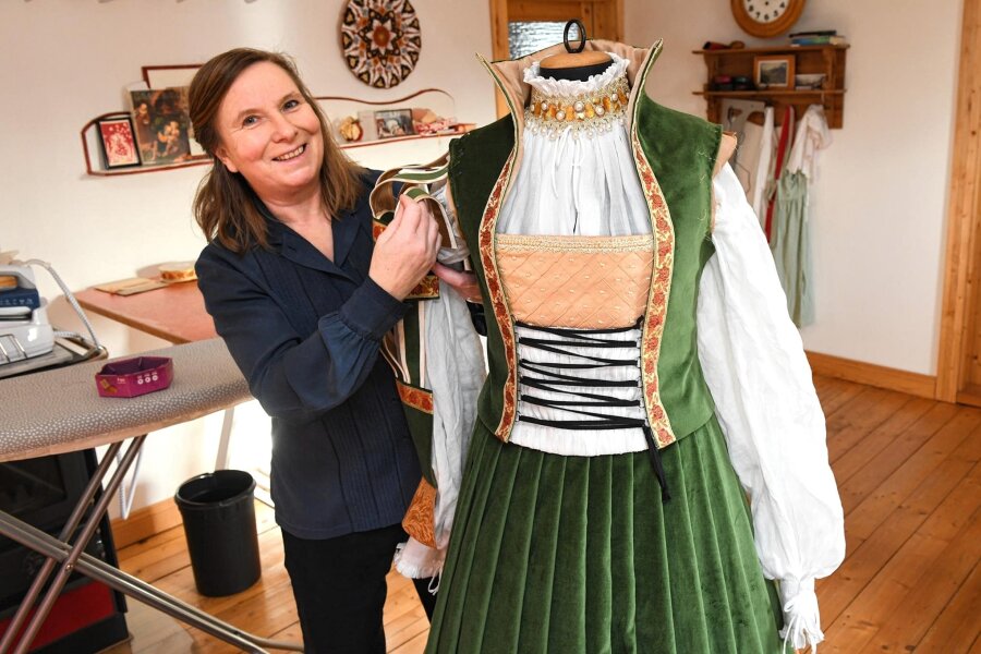 Ein neues Erlebnis um die „skandalöse“ Herzogin Elisabeth von Rochlitz: Hochverräterin oder Heldin? - Silke Führich hat das Gewand für die Gästeführerin auf Schloss Rochlitz entworfen, gestaltet und genäht.