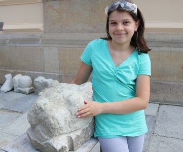 Ein Nilpferd in Stein gemeißelt - Die elfjährige Sukeida Sommer hat ihr Lieblingstier in Stein gehauen.