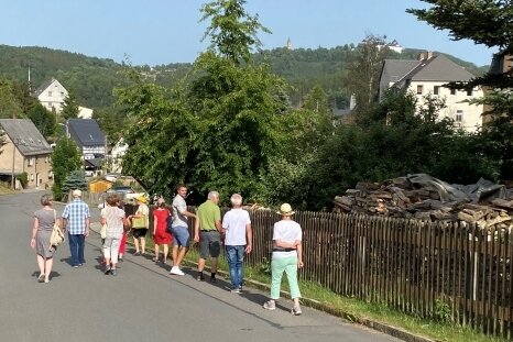 Dorf mit Schlossblick: Der Weg führte die Alte Dorfstraße hinunter. Der Blick hinauf zum Schloss Augustusburg hat immer wieder Maler inspiriert.