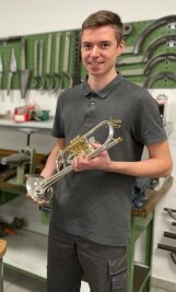 Ein "Oscar" für jungen Saydaer Instrumentenmacher - Der Bundessieger im Blasinstrumentenbau heißt Niklas Ullmann. Der 19-jährige Saydaer, hier mit seinem Gesellen-stück, spielt im Musikkorps der Stadt Olbernhau und ist beim Metallblasinstrumentenbau Ricco Kühn in Oederan beschäftigt. 