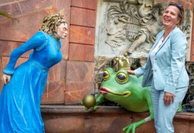 Ein Park voller Märchen - Wird's ein Prinz oder doch nur ein Beamter? Die Ministerin ging beim Rundgang durch den Barockpark, in dem die Märchen-Fotofiguren der Sterntaler-Ausstellung stehen, lieber kein Risiko ein. Der Froschkönig blieb ungeküsst.