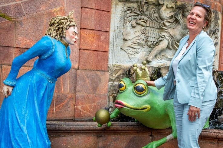 Ein Park voller Märchen - Wird's ein Prinz oder doch nur ein Beamter? Die Ministerin ging beim Rundgang durch den Barockpark, in dem die Märchen-Fotofiguren der Sterntaler-Ausstellung stehen, lieber kein Risiko ein. Der Froschkönig blieb ungeküsst.