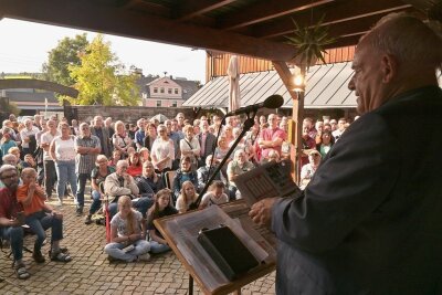 Ein Peter-Hahne-Auftritt beim Karzl in Neudorf und seine Folgen - Dicht an dicht stand und saß das Publikum, als TV-Moderator und Evangelist Peter Hahne bei Huß in Neudorf zu Gast war. 