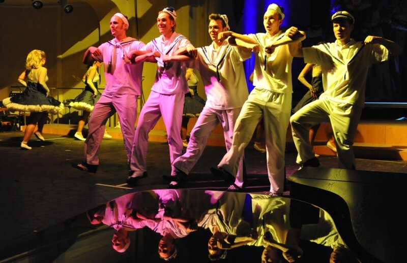 Ein Pink Petticoat kann nicht nur in der Ecke herum stehen - Schauspielen können sie auch, aber das Tanzen beherrschen sie wie kaum eine andere Gruppe: Die Pink Petticoats und ihre Show, mit der sie weit über die Grenzen der Bergstadt bekannt sind. 