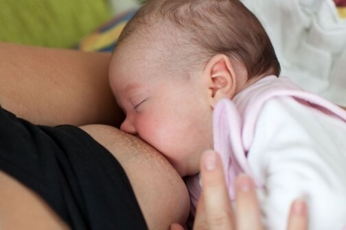 Ein politisches Bedürfnis gestillt - Eine Mutter stillt ihre sieben Wochen alte Tochter.