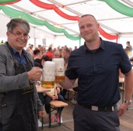 Ein Prost auf das Bergfest in Sayda - Bürgermeister Stefan Wanke (l.) und Maik Hauke, Stadtvereinschef, eröffneten das Bergfest. 