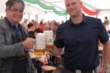 Ein Prost auf das Bergfest in Sayda - Bürgermeister Stefan Wanke (l.) und Maik Hauke, Stadtvereinschef, eröffneten das Bergfest. 