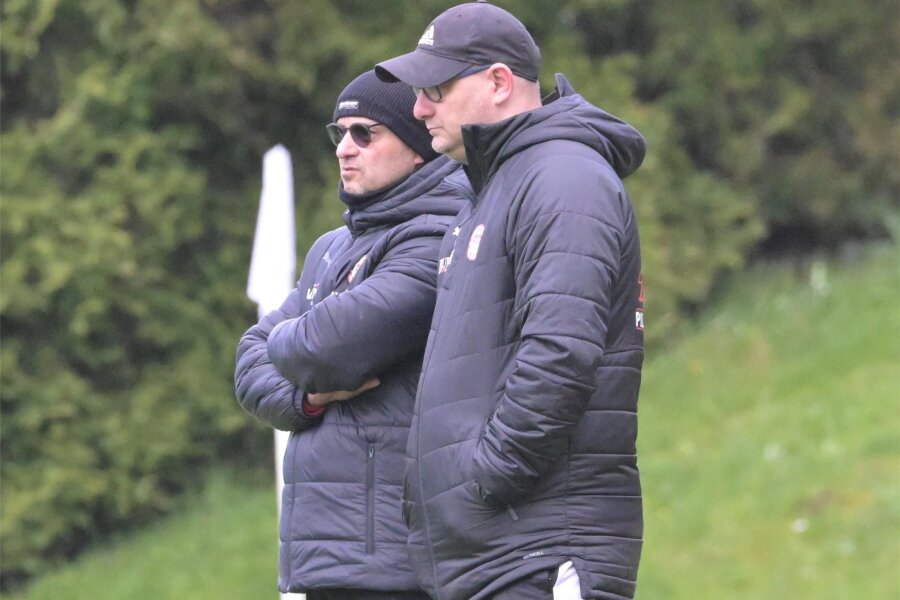 Ein Punkt für den Kopf: Lößnitz spielt in Markkleeberg remis - Coach Heiko Junghans (l.) und sein Co-Trainer Ronny Liebold müssen sich im Saison-Halali voll konzentrieren.