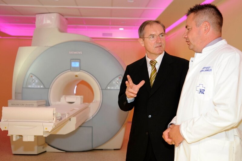 Siemens-Vertriebsleiter Robby Krämer und Dr. Lutz Winkler, Chefarzt der Radiologie
