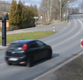 Ein Raser hatte 30 km/h zuviel - Fuß vom Gas: Blitzer auf der B 173 am Ortseingang in Halsbach in Richtung Naundorf. 