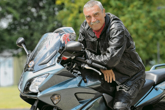 Ein Rentner nimmt Tempo auf -  Ex-Sportamtsleiter Jürgen Gommlich ist durch das Motorrad fahren jung geblieben. 