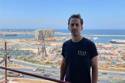 Ein Requiem für Beirut - Der deutsche Helfer Serkan Eren steht auf einem Gerüst mit Blick auf den Hafen von Beirut mit seinen bis heute zerstörten Gebäuden. 