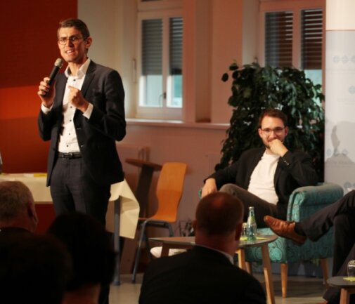 Ein Roman rührt an den Wunden der ostdeutschen Seele - Thomas Arnold von der Katholischen Akademie begrüßte am Sonntag im Breuergymnasium in Zwickau den Autor Lukas Rietzschel, ZDF-Chefredakteur Peter Frey und Bürgerrechtler Frank Richter (von links). 